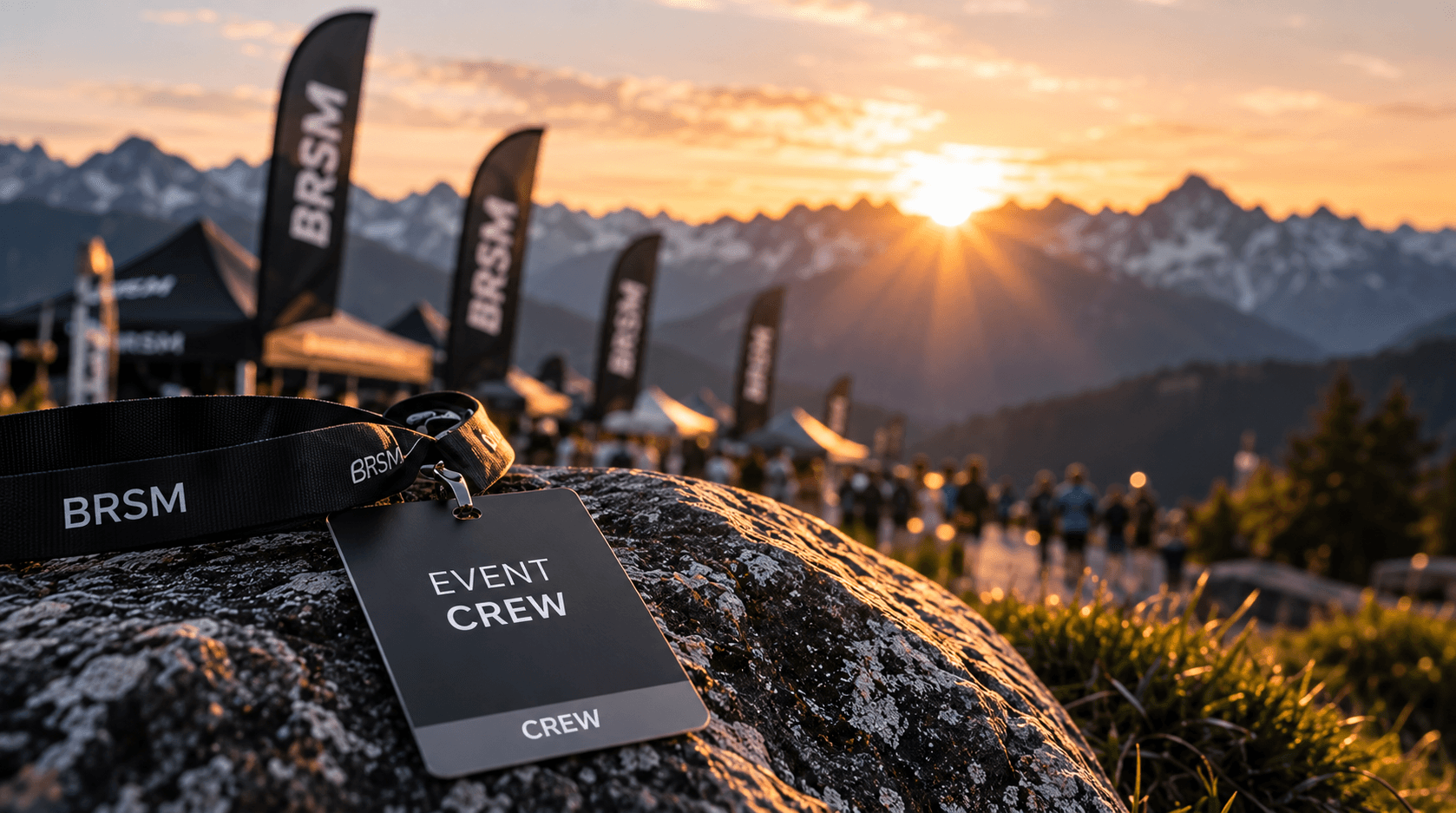 Eventfahne vor Bergpanorama im Gegenlicht der Abendsonne